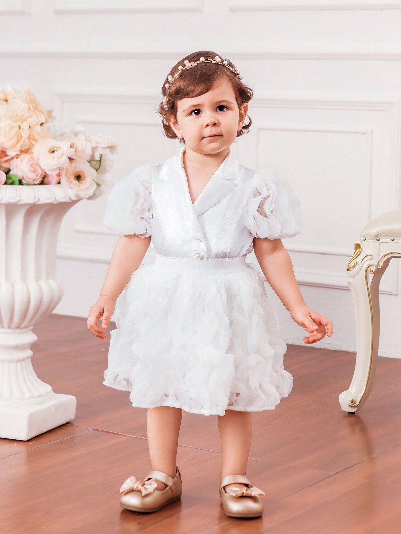 جاكيت جديد لرضيعات الأنثى بأكمام من الدانتيل الحريري والباتشورك، مع أزرار لؤلؤية وتنورة من الشبكة المجعدة لفصل الصيف