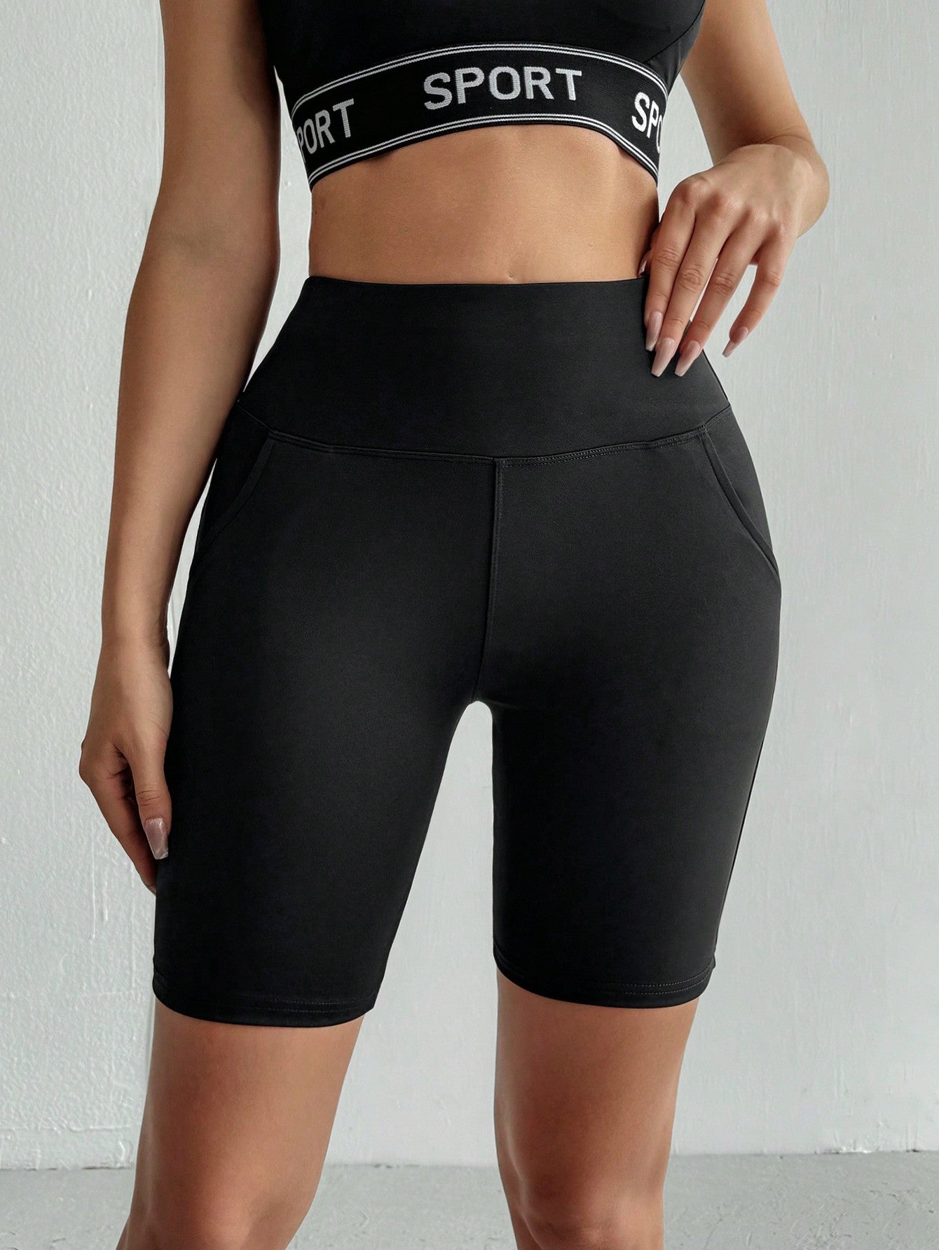 سروال يوغا رياضي نسائي بلون سادة مع جيوب (طول الركبة)