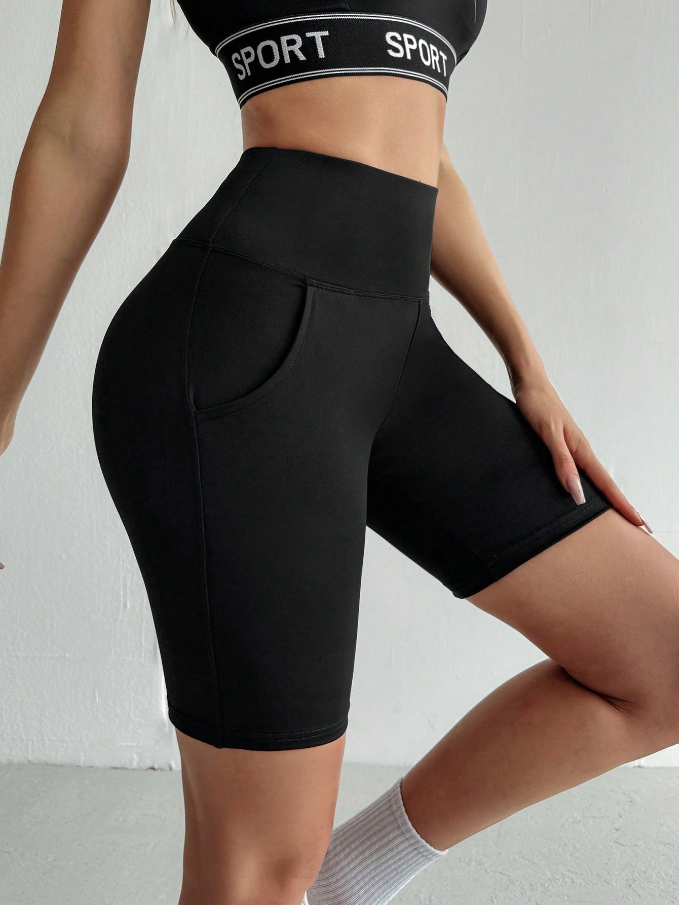 سروال يوغا رياضي نسائي بلون سادة مع جيوب (طول الركبة)