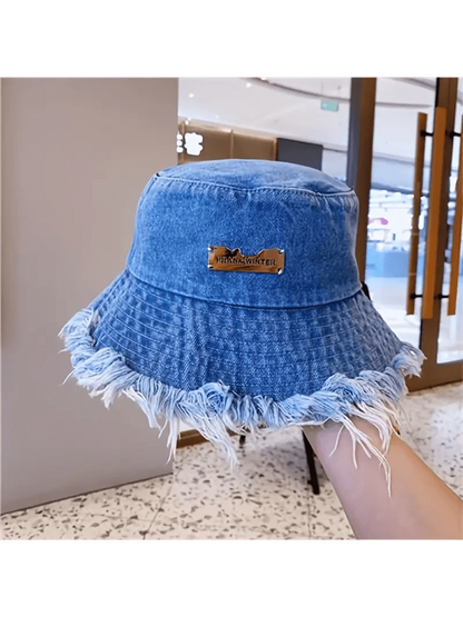 قبعة الصياد الخفيفة والأنيقة متعددة الاستخدامات بتصميم الدلو والأطراف الخام ويتضمن تسمية بالحرف للزينة