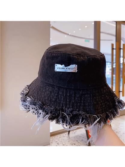 قبعة الصياد الخفيفة والأنيقة متعددة الاستخدامات بتصميم الدلو والأطراف الخام ويتضمن تسمية بالحرف للزينة