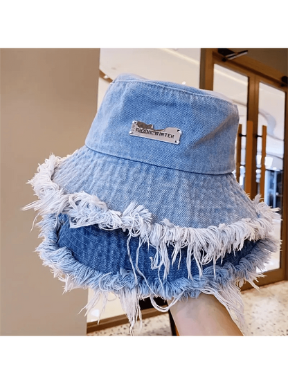 قبعة الصياد الخفيفة والأنيقة متعددة الاستخدامات بتصميم الدلو والأطراف الخام ويتضمن تسمية بالحرف للزينة