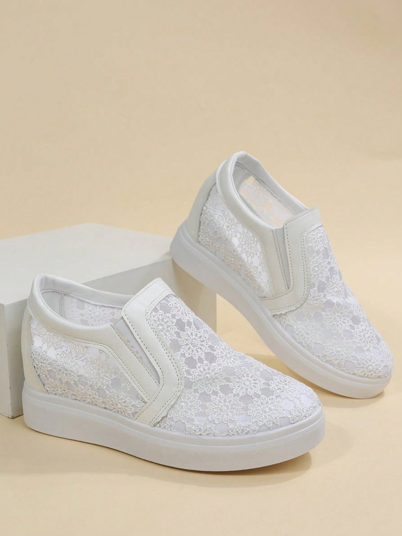 حذاء كاجوال مزين بالدانتيل الأزهار للنساء