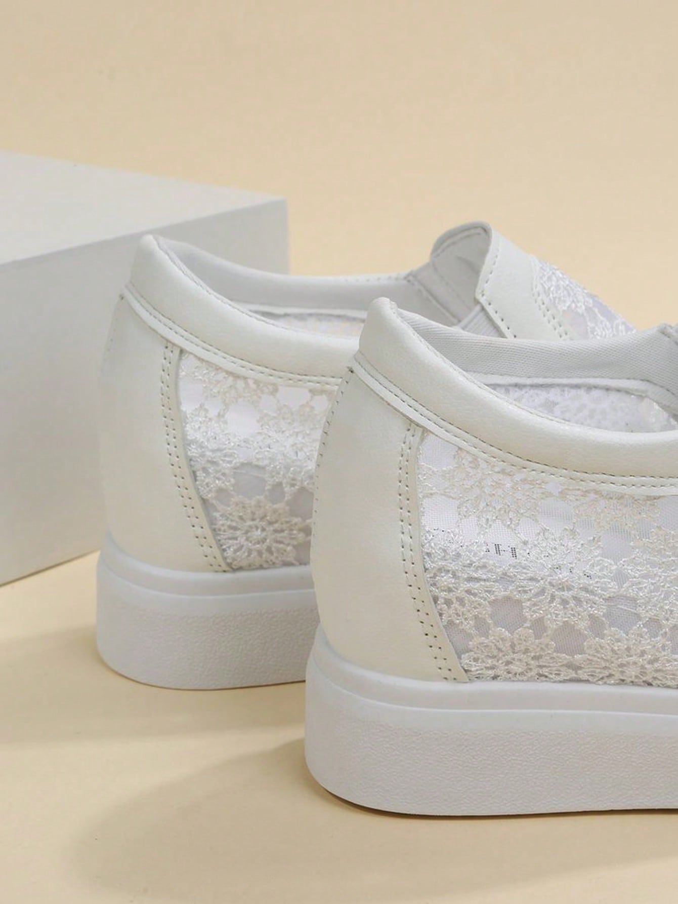حذاء كاجوال مزين بالدانتيل الأزهار للنساء