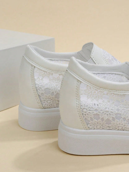 حذاء كاجوال مزين بالدانتيل الأزهار للنساء