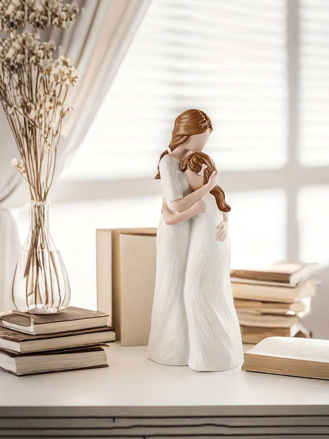 تمثال الأم والابنة المحتضنتين من الراتنج الإبداعي واحد، ديكور المنزل، هدية عيد ميلاد/ عيد الأم للأم والابنة الصديقتان