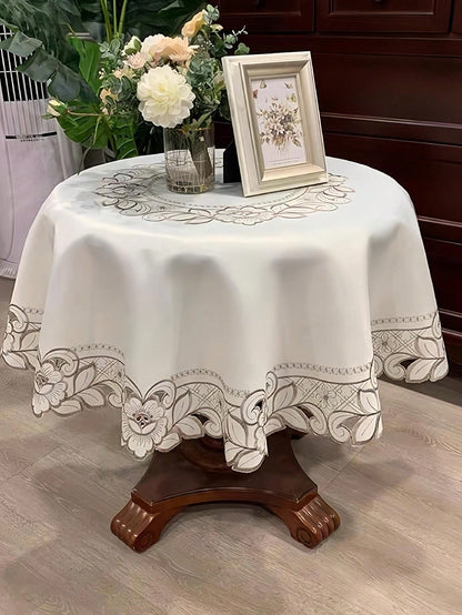 مفرش طاولة مطرز بنقشة الزهور