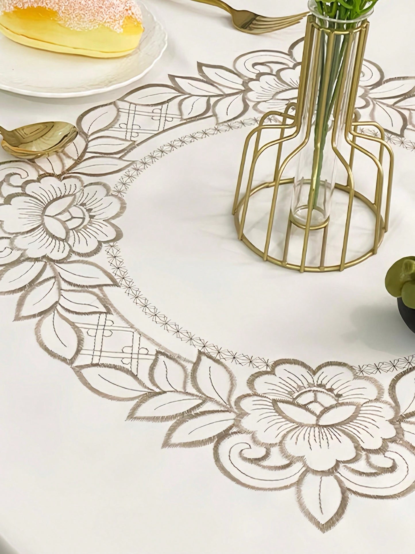 مفرش طاولة مطرز بنقشة الزهور