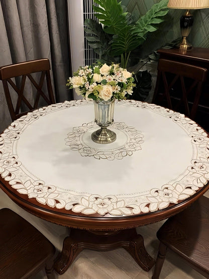 مفرش طاولة مطرز بنقشة الزهور