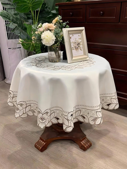 مفرش طاولة مطرز بنقشة الزهور