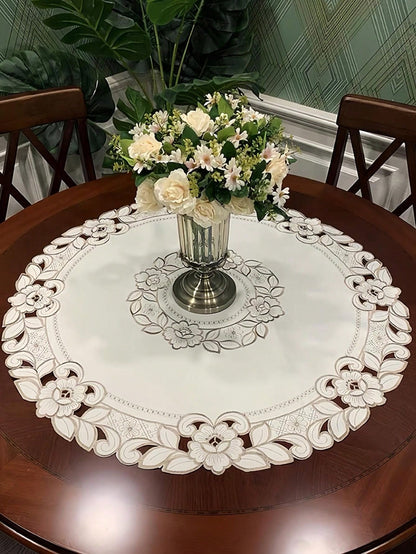 مفرش طاولة مطرز بنقشة الزهور