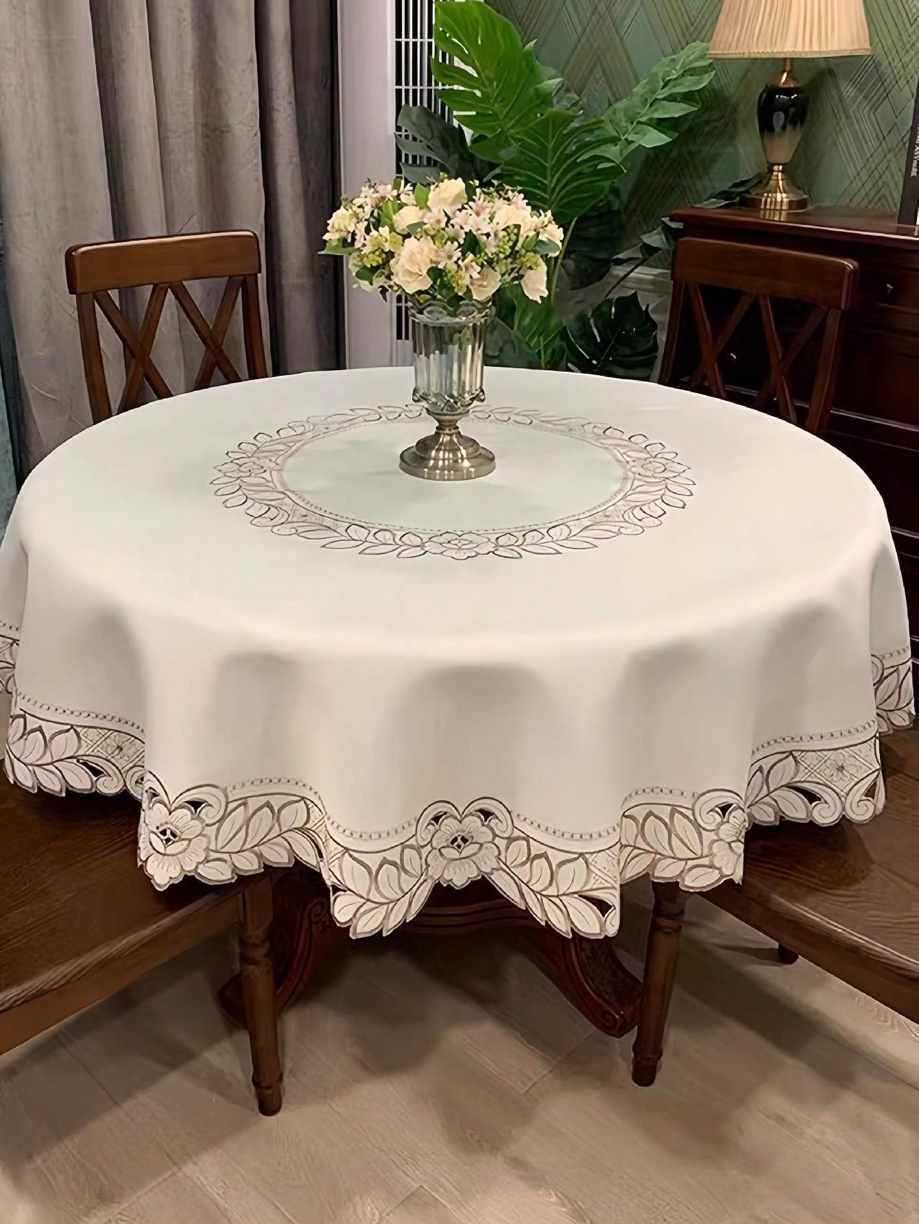 مفرش طاولة مطرز بنقشة الزهور