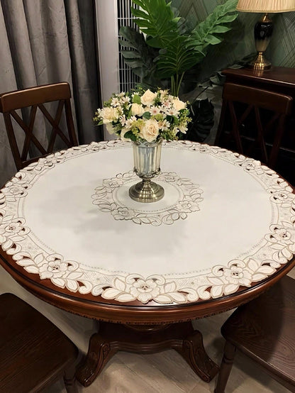 مفرش طاولة مطرز بنقشة الزهور