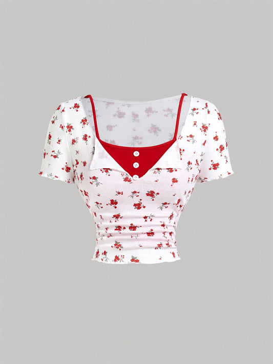 تي شيرت نسائي صيفي محبوك مطبوع بزهور صغيرة باللونين الأحمر والأبيض بتصميم مفكك وهمي من الأشرطة المطاطية