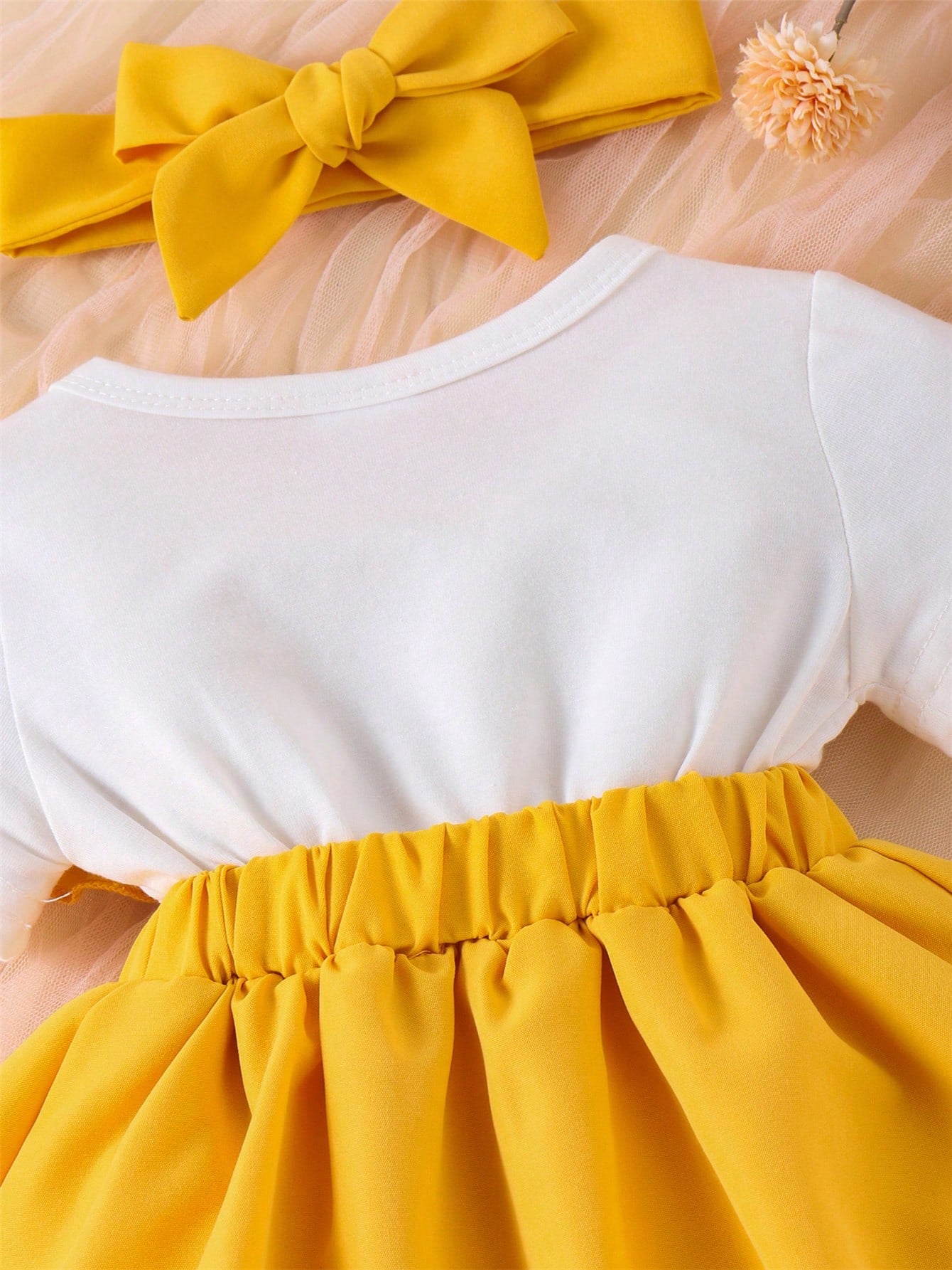 مجموعة بذلتين صيفية للأطفال الرضع بناتي، بنطلون قصير بأكمام طائر الفينة وخيوط دمية قطانية مع تطريزات زهرة وشريط شعر