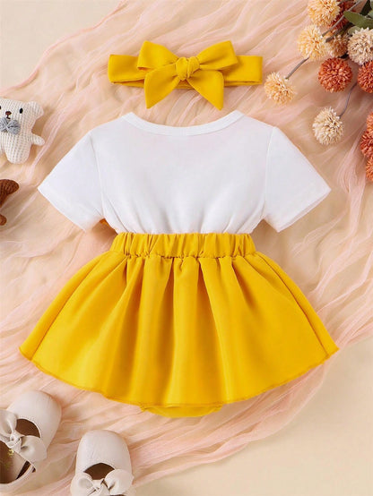 مجموعة بذلتين صيفية للأطفال الرضع بناتي، بنطلون قصير بأكمام طائر الفينة وخيوط دمية قطانية مع تطريزات زهرة وشريط شعر