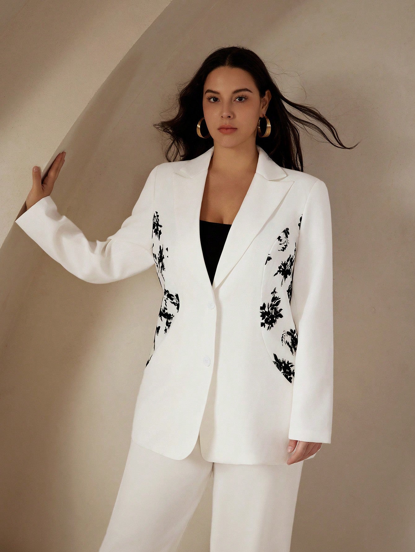 جاكيت بدلة واحدة الصدر مع طبعة زهرية مرصعة بقطعة كبيرة لجميع المقاسات واسلوب رجالي متنقل