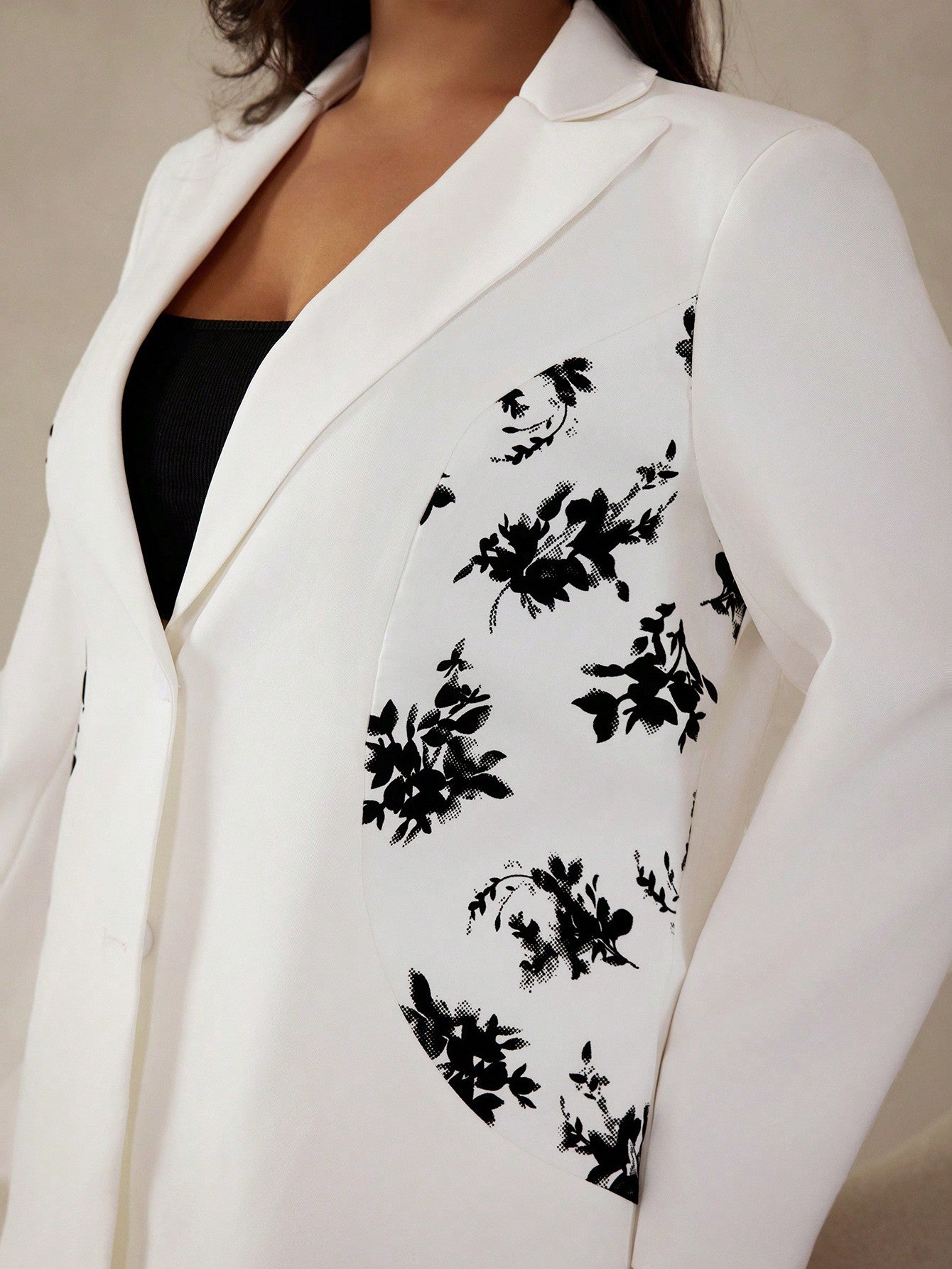 جاكيت بدلة واحدة الصدر مع طبعة زهرية مرصعة بقطعة كبيرة لجميع المقاسات واسلوب رجالي متنقل