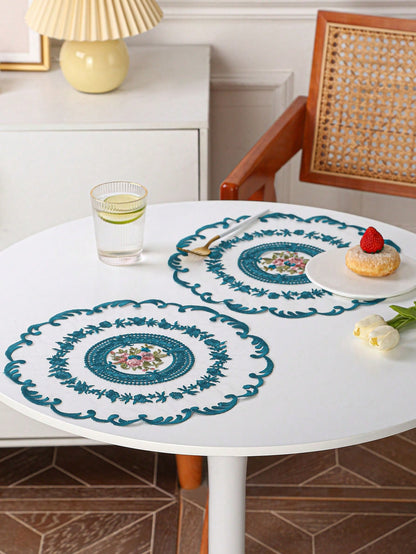 قطع من أطباق الطاولة