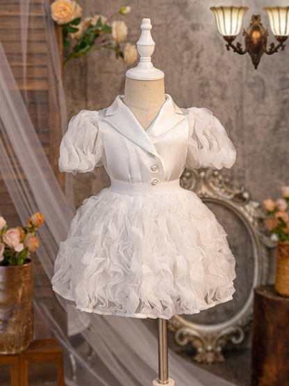 جاكيت جديد لرضيعات الأنثى بأكمام من الدانتيل الحريري والباتشورك، مع أزرار لؤلؤية وتنورة من الشبكة المجعدة لفصل الصيف