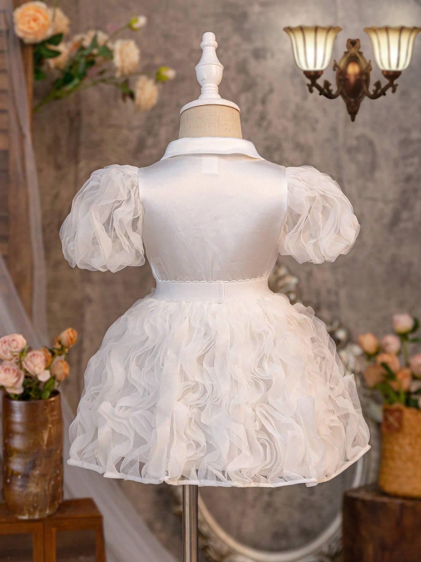 جاكيت جديد لرضيعات الأنثى بأكمام من الدانتيل الحريري والباتشورك، مع أزرار لؤلؤية وتنورة من الشبكة المجعدة لفصل الصيف