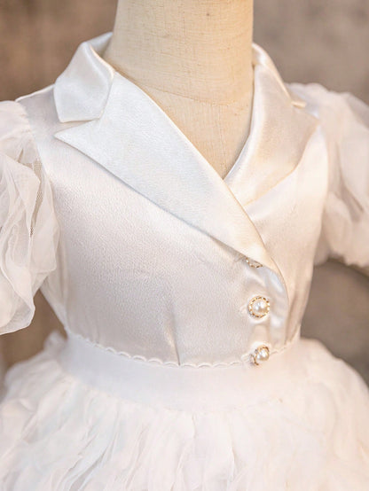 جاكيت جديد لرضيعات الأنثى بأكمام من الدانتيل الحريري والباتشورك، مع أزرار لؤلؤية وتنورة من الشبكة المجعدة لفصل الصيف