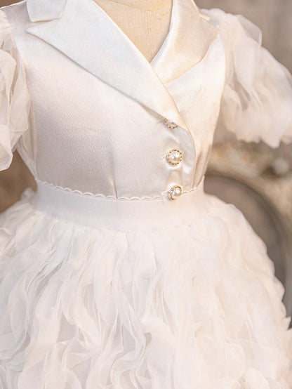 جاكيت جديد لرضيعات الأنثى بأكمام من الدانتيل الحريري والباتشورك، مع أزرار لؤلؤية وتنورة من الشبكة المجعدة لفصل الصيف