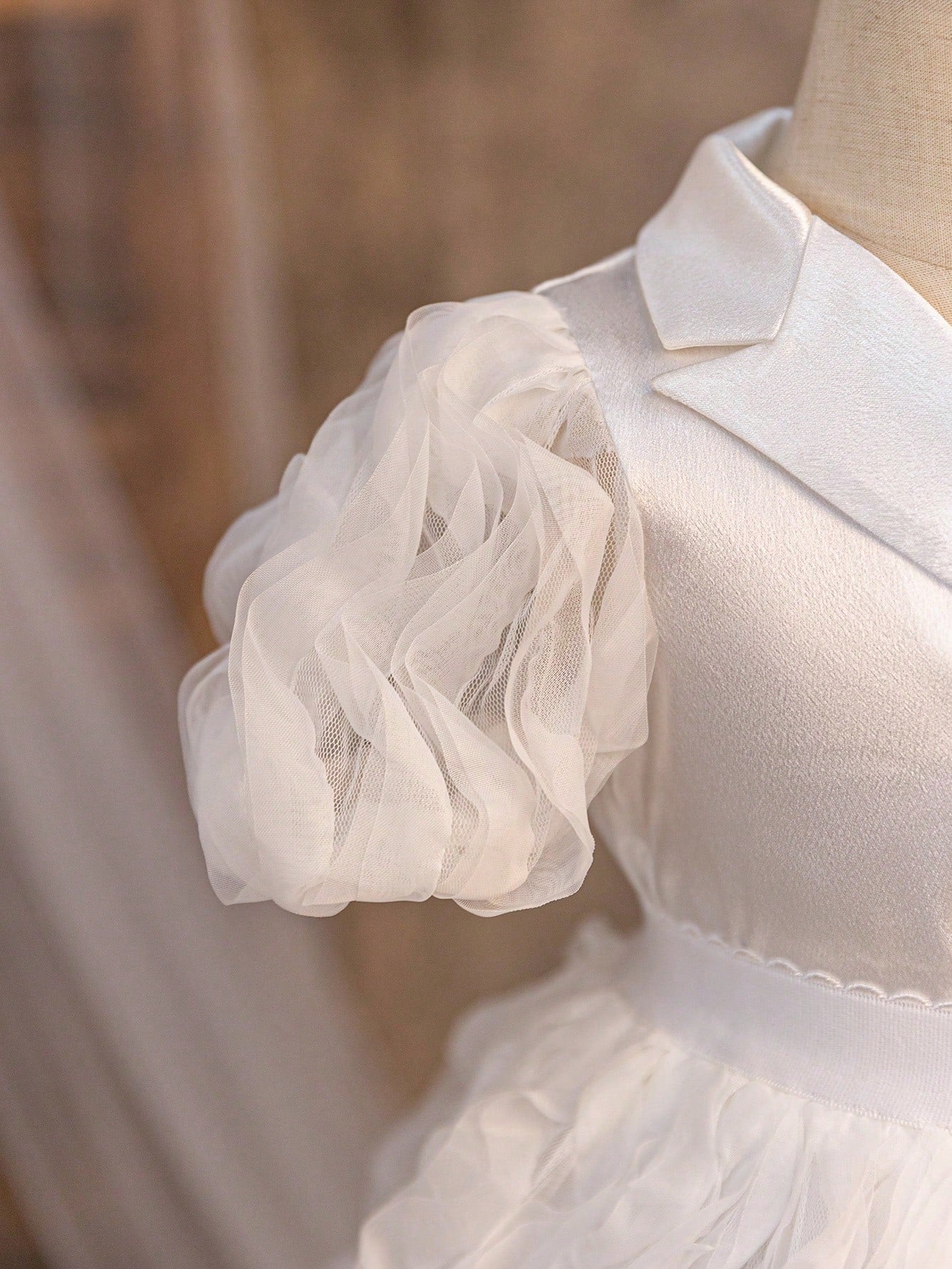 جاكيت جديد لرضيعات الأنثى بأكمام من الدانتيل الحريري والباتشورك، مع أزرار لؤلؤية وتنورة من الشبكة المجعدة لفصل الصيف