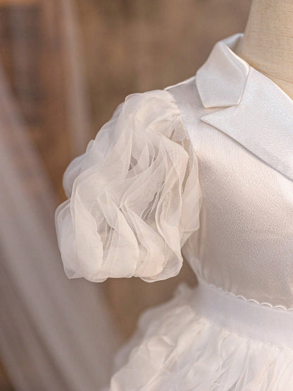 جاكيت جديد لرضيعات الأنثى بأكمام من الدانتيل الحريري والباتشورك، مع أزرار لؤلؤية وتنورة من الشبكة المجعدة لفصل الصيف