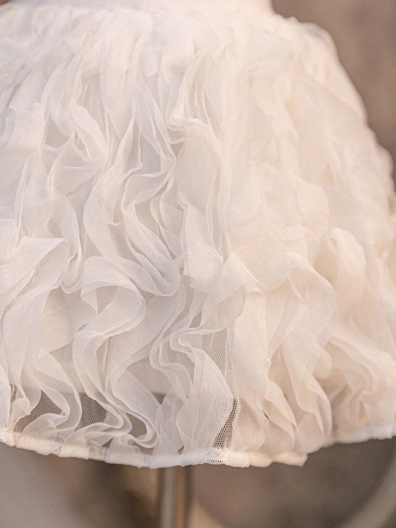 جاكيت جديد لرضيعات الأنثى بأكمام من الدانتيل الحريري والباتشورك، مع أزرار لؤلؤية وتنورة من الشبكة المجعدة لفصل الصيف