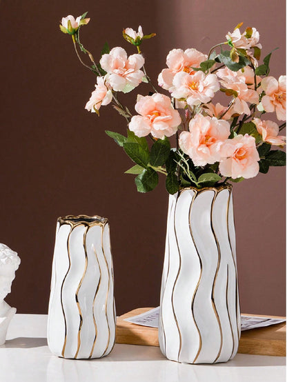 قارورة كبيرة بتصميم بسيط باللون الأبيض والذهبي