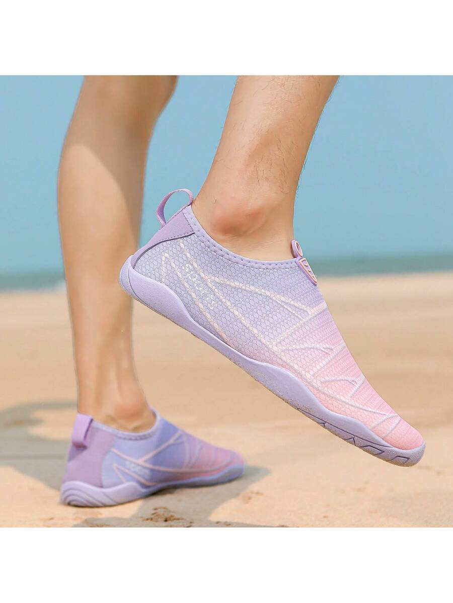 زوج من أحذية المياه الخفيفة