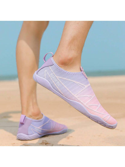 زوج من أحذية المياه الخفيفة