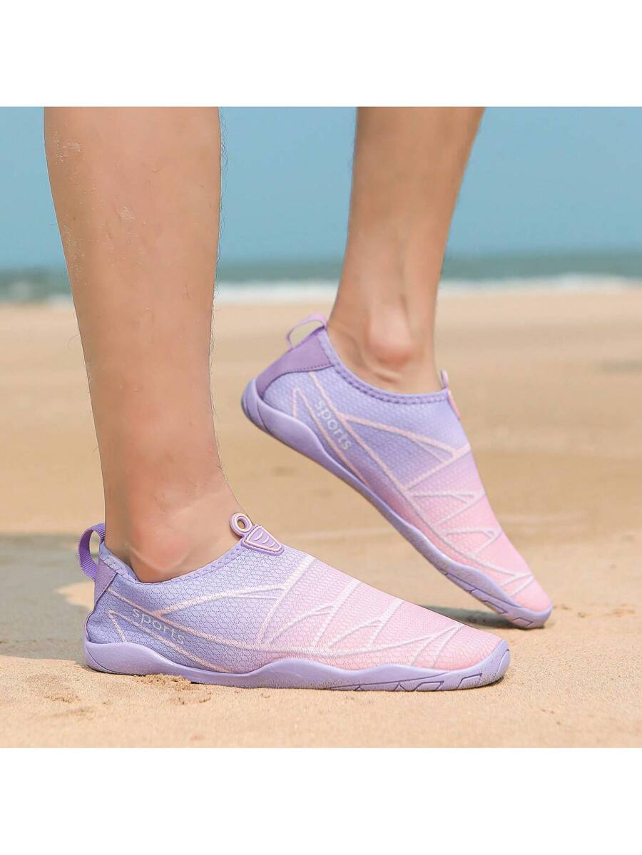 زوج من أحذية المياه الخفيفة