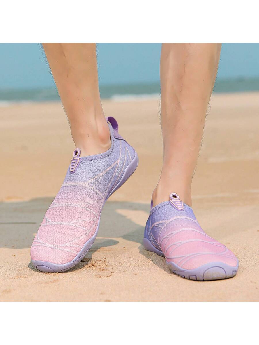 زوج من أحذية المياه الخفيفة