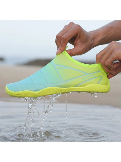 زوج من أحذية المياه الخفيفة