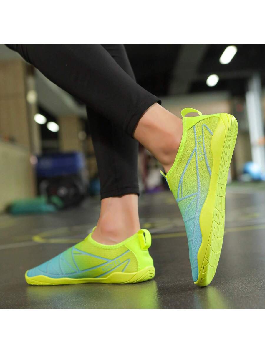 زوج من أحذية المياه الخفيفة