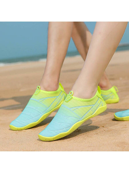 زوج من أحذية المياه الخفيفة