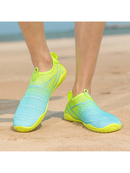 زوج من أحذية المياه الخفيفة