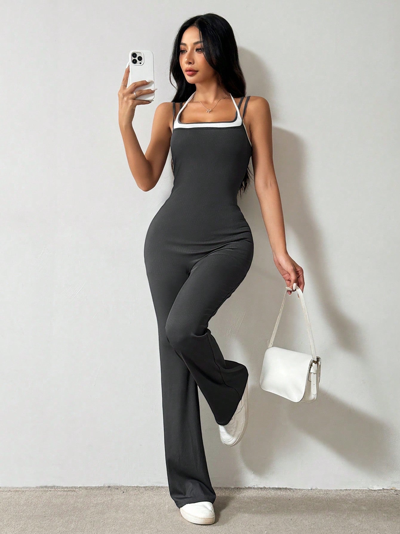 بذلة نسائية مع 2 في 1، تصميم بحمالة عنق وحمالة ملونة