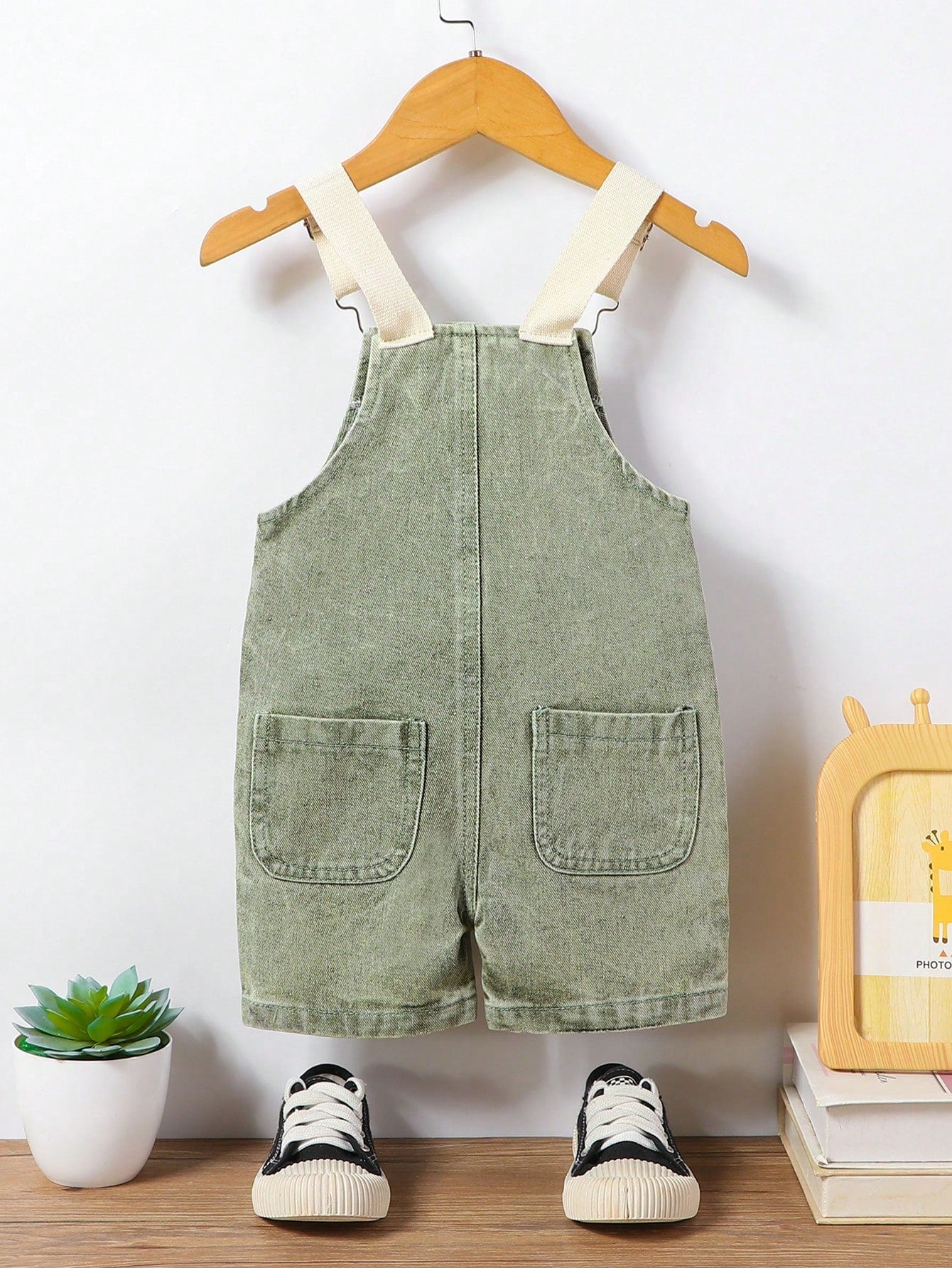 شورت رضيع صبي كاجوال عصري من الدنيم بحمالات