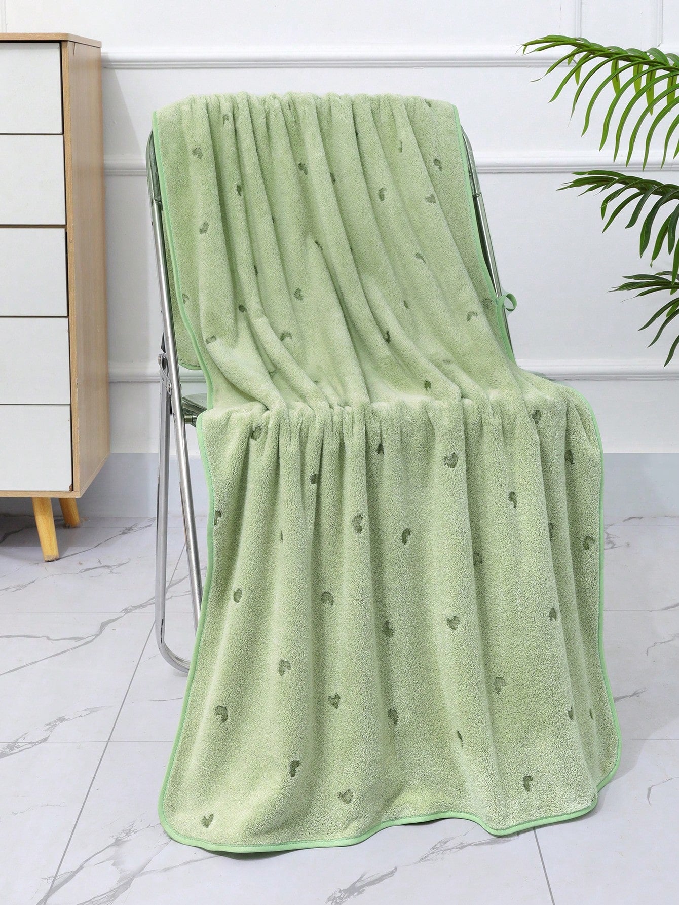 منشفة صغيرة بشكل القلب المصنوعة من قطن الكورال الناعم والماصة للماء، مثالية للاستخدام في الحمامات والصالات الرياضية والفنادق والاستخدام اليومي. هدية مثالية لعيد الأم و