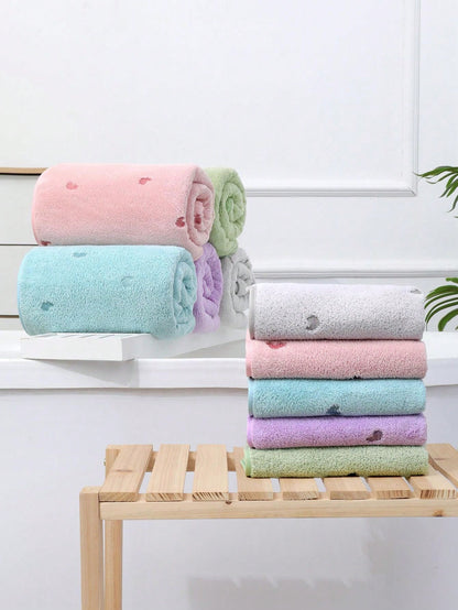 منشفة صغيرة بشكل القلب المصنوعة من قطن الكورال الناعم والماصة للماء، مثالية للاستخدام في الحمامات والصالات الرياضية والفنادق والاستخدام اليومي. هدية مثالية لعيد الأم و