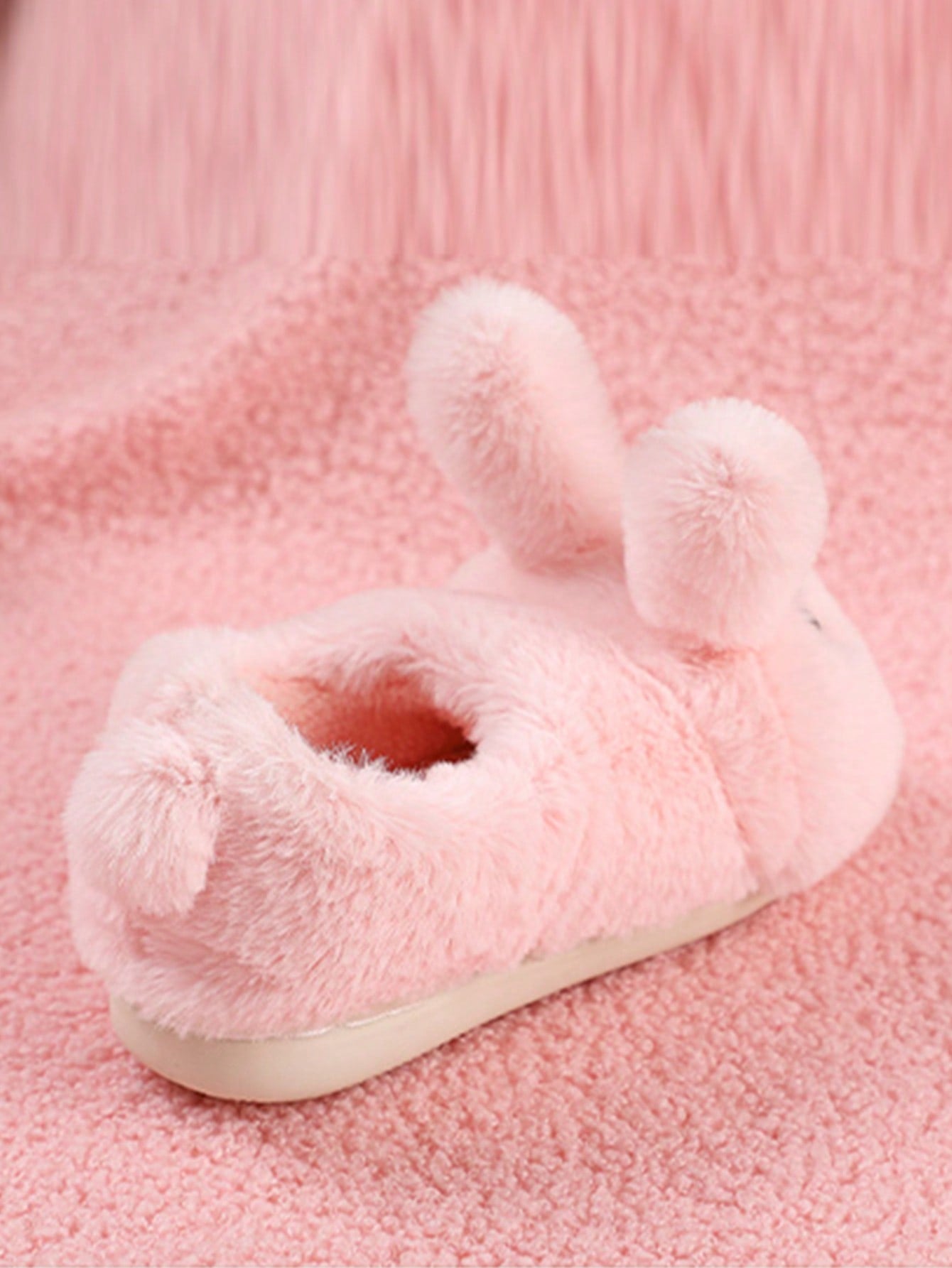 زوج من الأحذية الداخلية الكرتونية الأرنب الجميلة للبنات ، أحذية المنزل المناسبة للأطفال الصغار ، مناسبة للخريف والشتاء