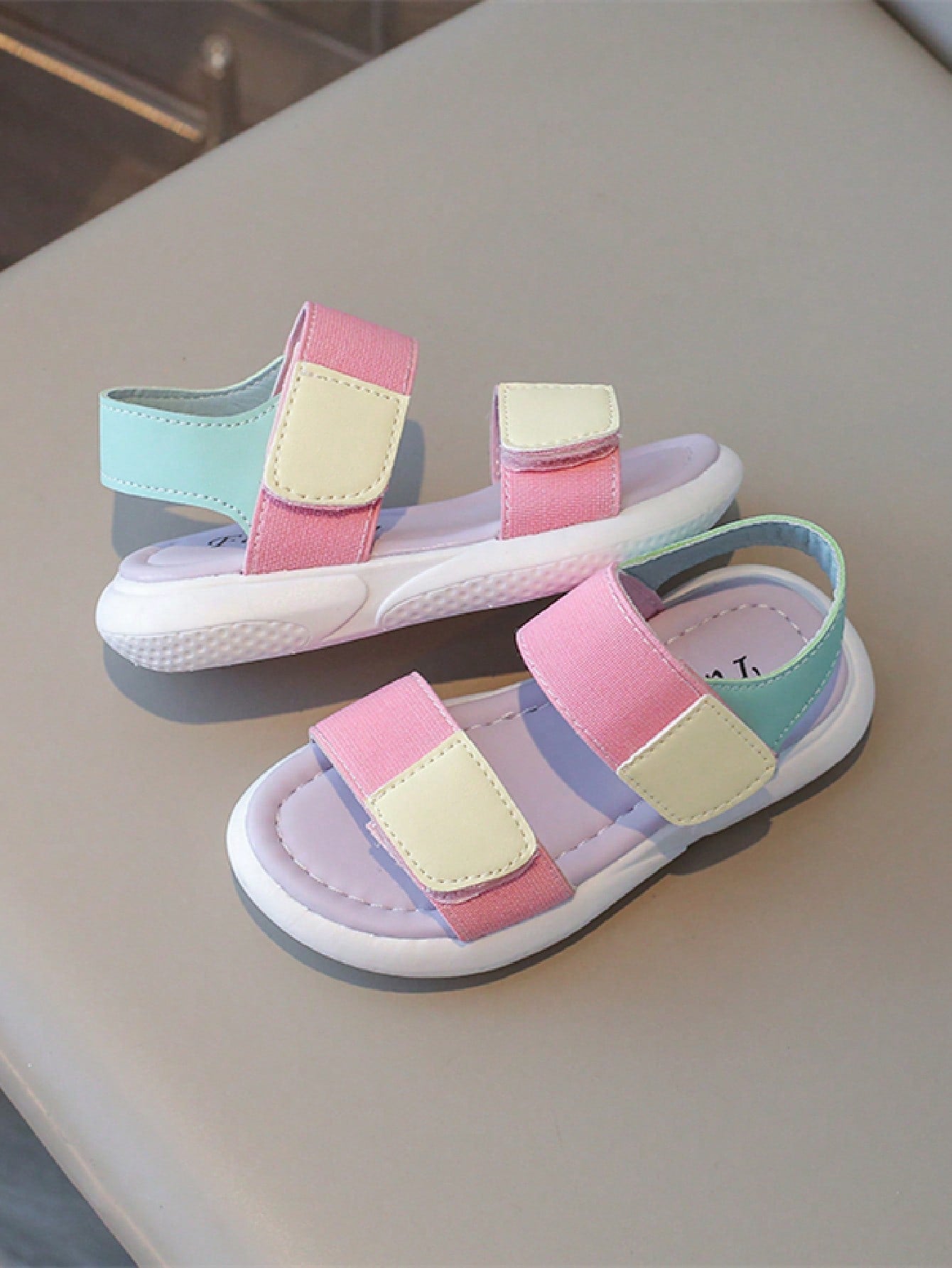 صندل ماكارون الصيفي الملون للأطفال برباط خلفي ونعل مسطح وأصابع أمامية مفتوحة وموضة