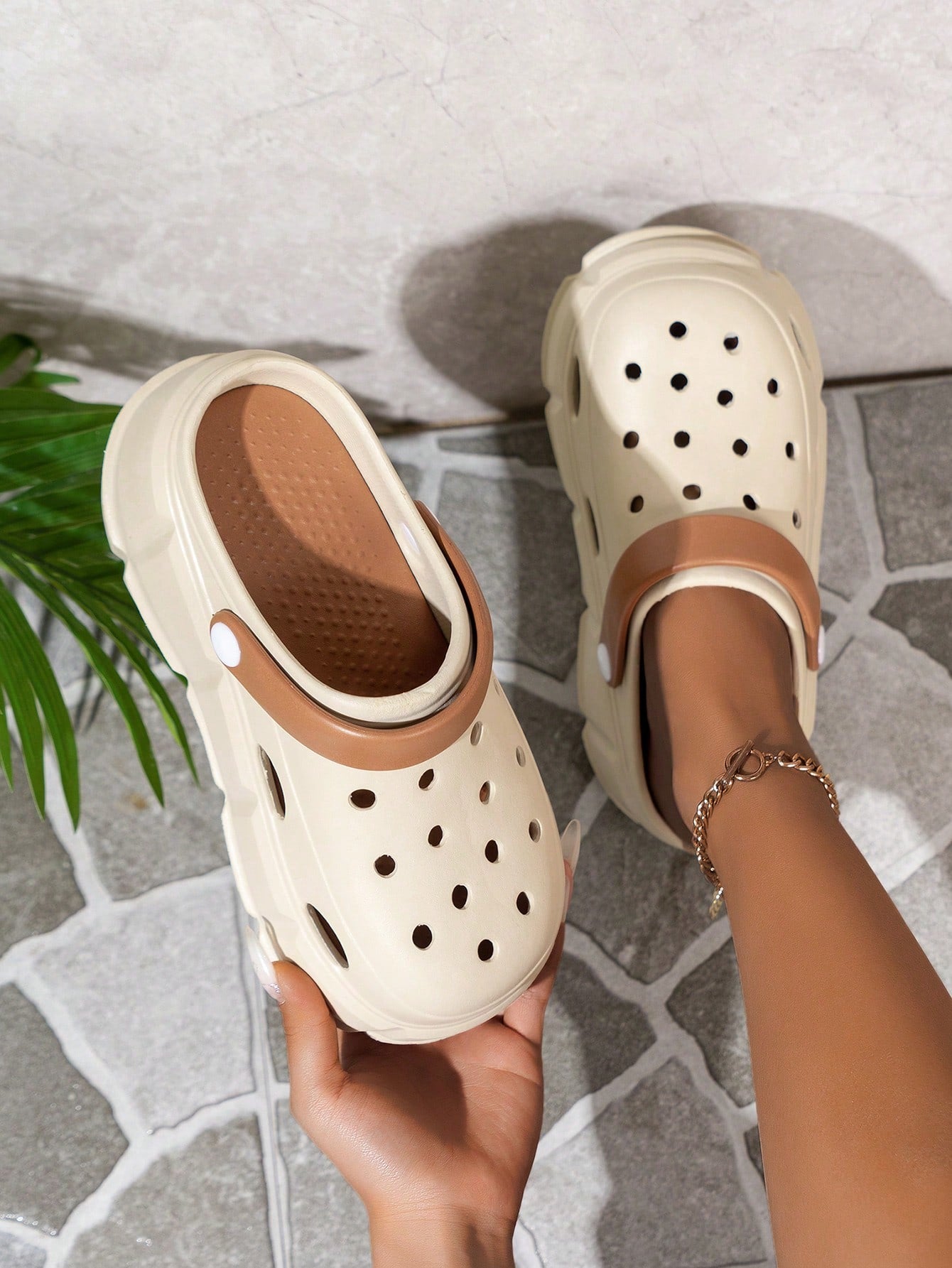 حذاء نسائي بكعب عريض سماكة 7 سم ونعل مرتفع منصة، حذاء مريح للغاية للحديقة يتيح التهوية، حذاء سهل الانزلاق بأسلوب أميراتي لطيف .مثالي للارتداء الخارجي