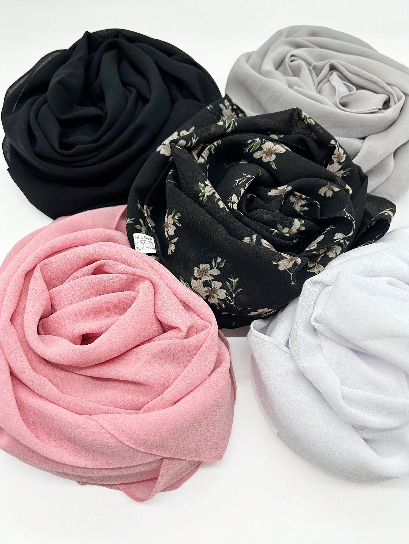 صندوق مجموعة حجاب شيفون للنساء المسلمات - 5 قطع من أوشحة الحجاب المطبوعة   قطعتين من القماش الصلب غير اللكم، فرشاة إسفنجة، رف تصريف، رف تخزين الحوض