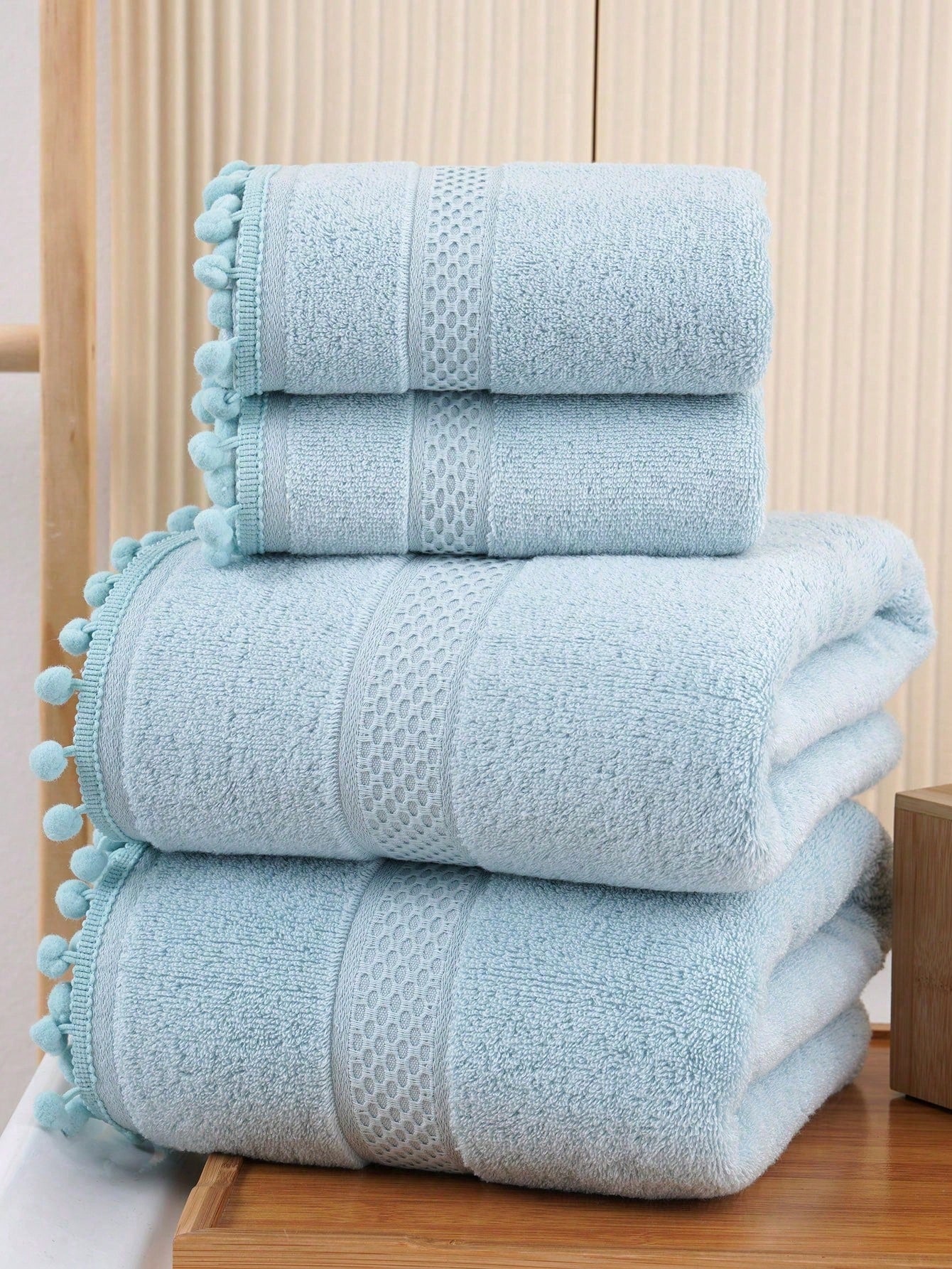 منشفة ذات حافة من الساتان بلون متماسك قطعة واحد