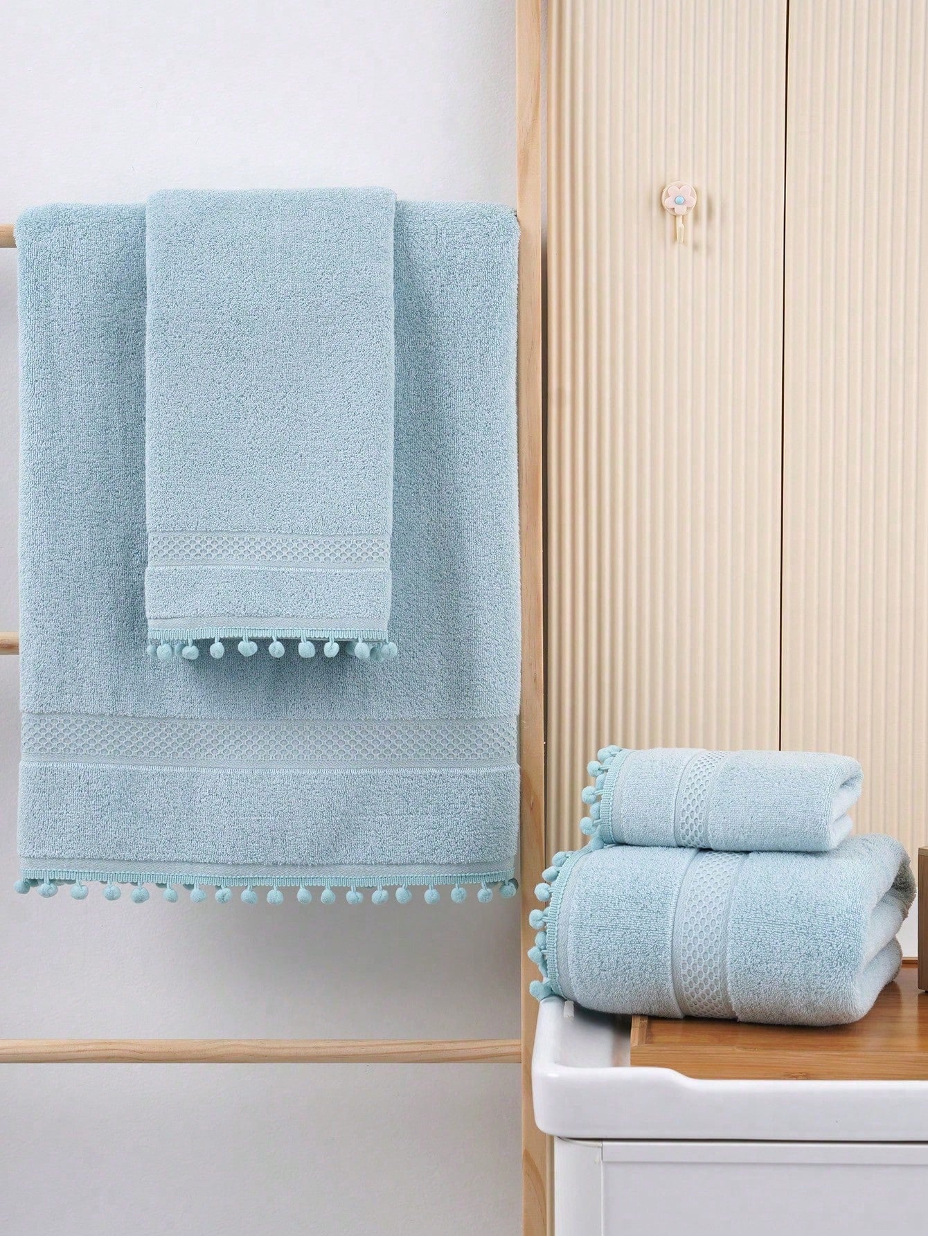 منشفة ذات حافة من الساتان بلون متماسك قطعة واحد