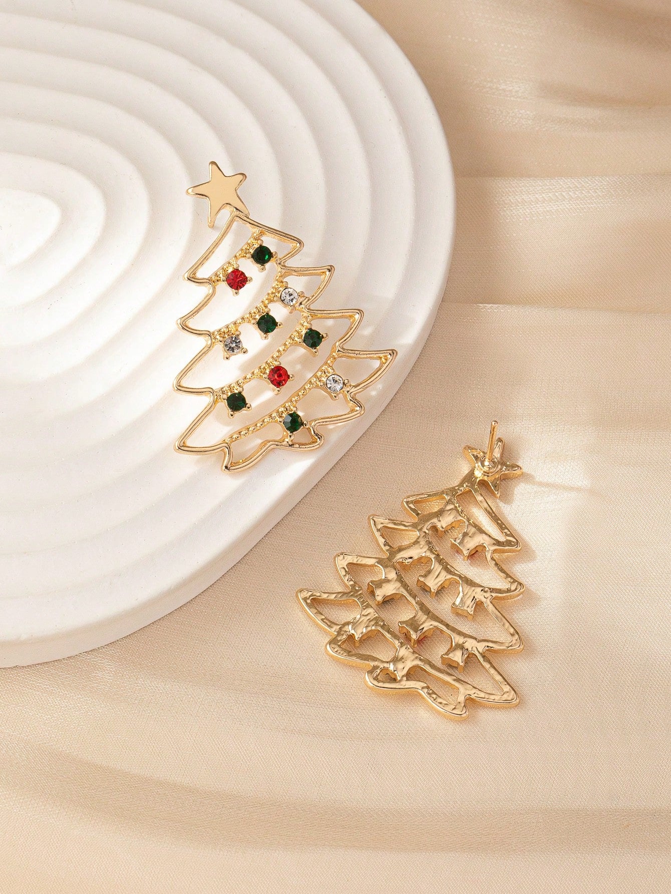 زوج من الأقراط المعدنية بتصميم شجرة عيد الميلاد